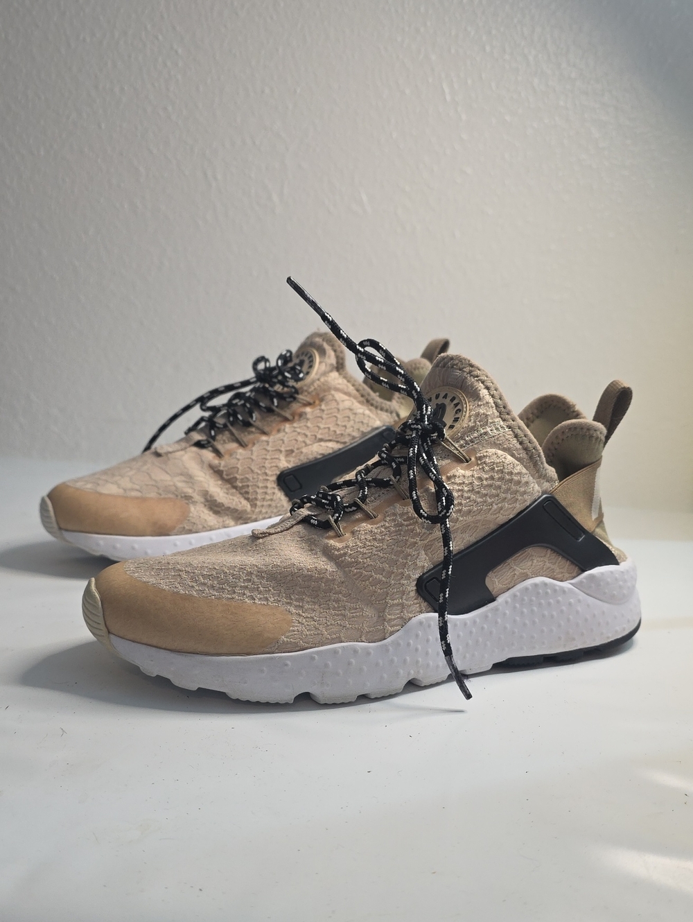 NIKE HUARACHE RUN ULTRA SE IN OATMEAL KHAKI-BLACK LADIES 9.5 859516-100